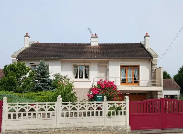 EN VENTE - SANCOINS - Maison 3 chambres, grandes dépendances.