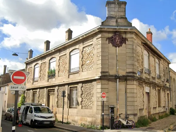 Locaux 201m² pour bureaux, professions libérales, start up CHARTRONS