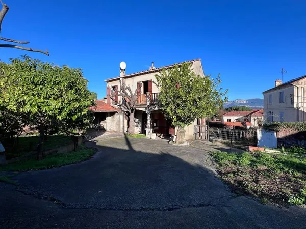 Maison à rénover avec fort potentiel - 810m2 de terrain dans