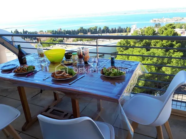 Situation imprenable pour cet appartement F2 avec grande terrasse, parking et piscine