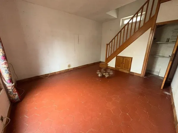 Maison de village avec une cour