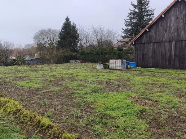 Terrain plat avec tous les raccordements aux pieds