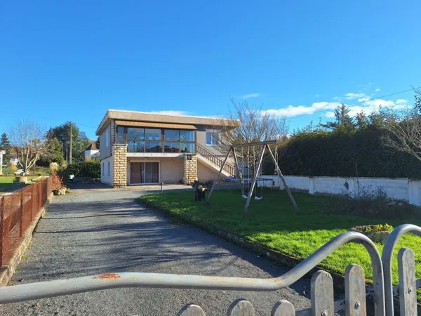 MAISON DANS QUARTIER RÉSIDENTIEL