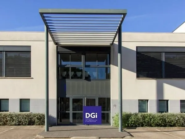 Local d'activité 900 m²