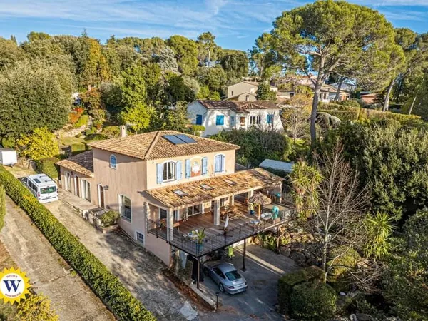 Biot - Superbe villa contemporaine de 350 m² avec piscine, jacuzzi & salle de cinéma