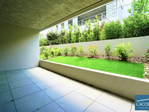 LE PETIT BIJOU AU VERT : TERASSE, JARDINET ET STYLE À REVENDRE