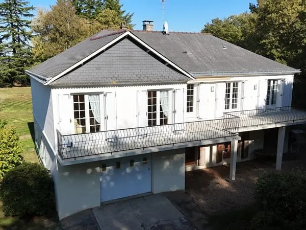 Maison sur un terrain de 7 000 m2 à Noyant la Gravoyère
