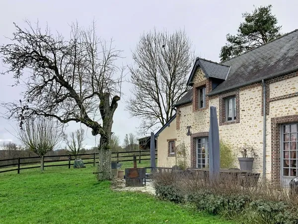 Vends maison rénovée avec dépendances et pièce d'eau