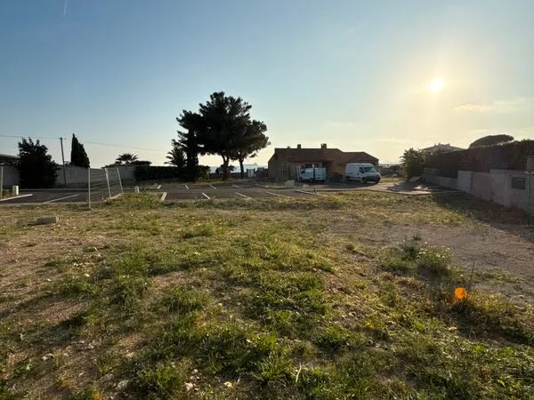 BOTTAÏ - Terrain à bâtir viabilisé 244 m² à 30 m de la plage - accès privé