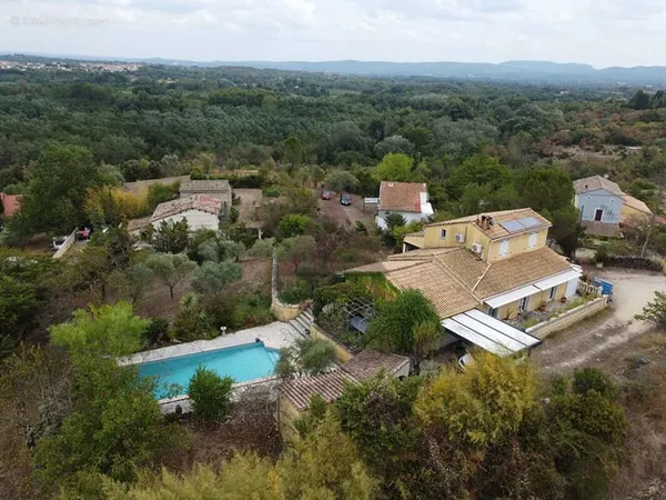 Maison en très bon état avec piscine