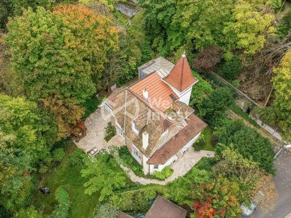 Maison 10 pièces 266 m²