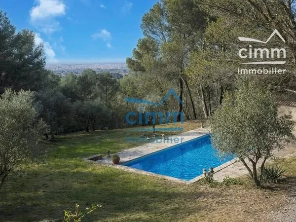 Propriété d'exception avec vue panoramique Cadre rare à