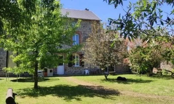 Maison en pierre - dépendances - puits