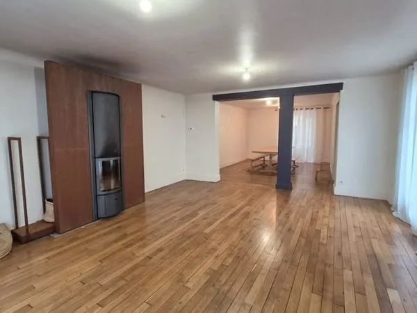 ENTRAYGUES SUR TRUYERE, maison en coeur de village, garage, entièrement rénovée