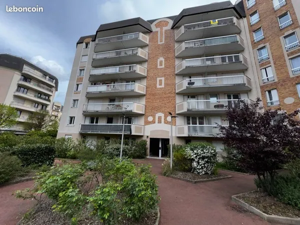 CERGY CENTRE - Studio / F1 meublé 18 m² avec petit jardin privatif - Refait à neuf