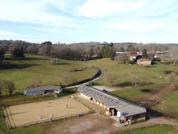 Emplacement privilégié dominant des installations équestres de qualité pour cette maison à rénover