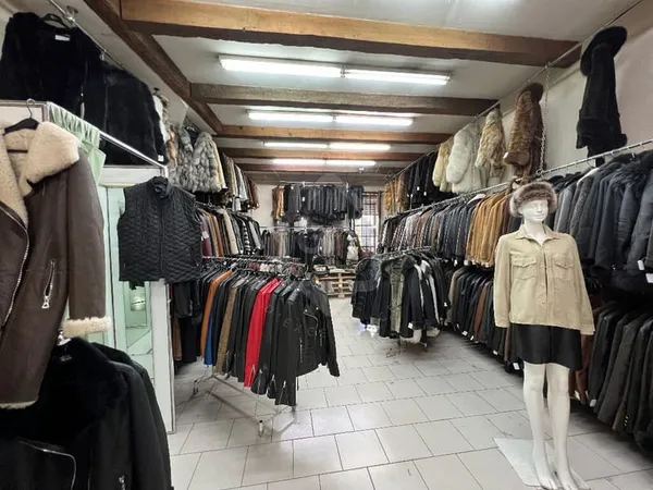 Murs commerciaux de 67 m² + 70 m² de réserve à marseille 13001 cinq avenues