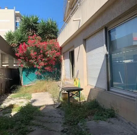 Local 83 m²