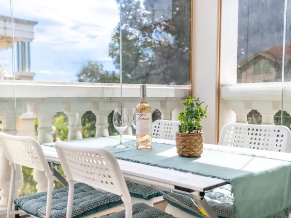 Appartement côtier lumineux d'une chambre avec garage, terrasse et cave.
