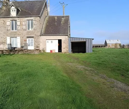 CHARMANTE MAISON EN PIERRES AVEC GRAND TERRAIN ET GARAGES