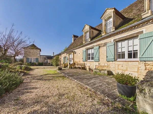 Charmante demeure avec maison d'amis, pigeonnier et piscines