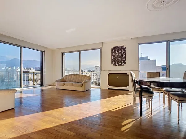 Spacieux T4 en étage élevé avec balcon de 23m2 et possibilité garage dans copropriété ravalée