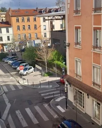 T2 RUE CHARTON 69600 OULLINS