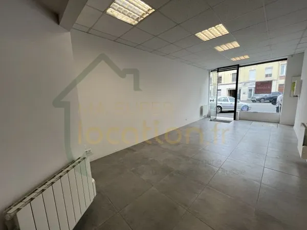 Local commercial 1 pièce 54 m²