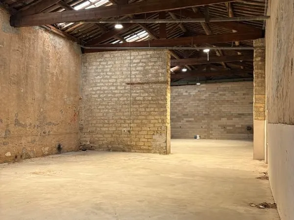 Local d’activité et entrepôt Location Villeneuve-lès-Maguelone  200m² 2200€