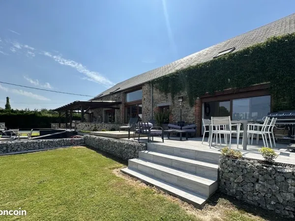 Magnifique fermette en pierres et briques rénovée, sur 4000 m² de terrain située à Anor