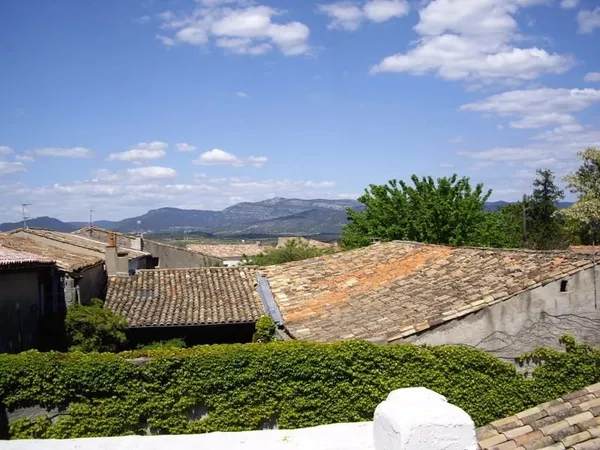 calme, appartement meuble avec petite terrasse aucun vis a vis.