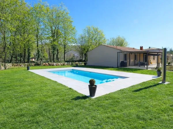 Maison Saint Cezaire Sur Siagne de 118 m² avec un terrain de 1606 m avec piscine