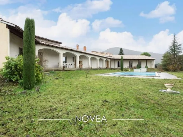 Villa 6 pièces 396 m²