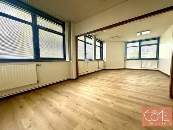 LOCAL A USAGE DE BUREAUX COMMERCIAUX OU PROFESSIONNELS AVEC UN BOX DE 2 PLACES - RENNES