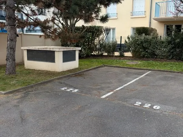 Parking sécurisé 10 min gare proche cinéma avec badge