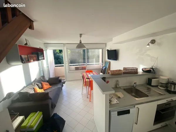 DUPLEX 35M2 GIENS 100m de la plage Badine. Location meublé à l'année. Parking