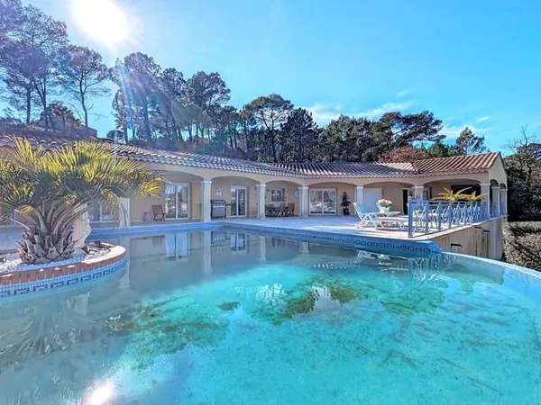 Belle villa avec vue panoramique et piscine à débordement.