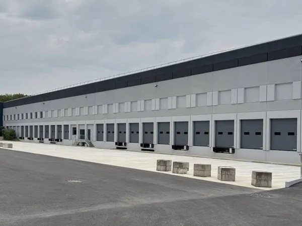 Entrepôt 8018 m²
