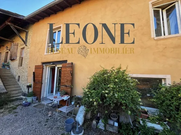 Maison village atypique les pierres dorées