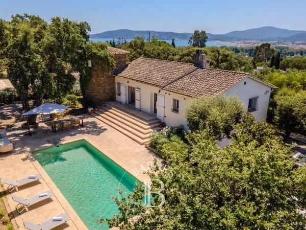 GRIMAUD - DOMAINE PRIVE - MAISON DE CHARME AVEC VUE DEGAGEE