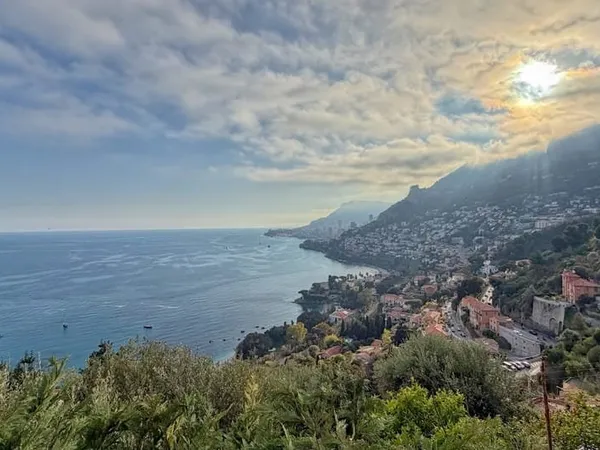 L'Art de Vivre en Bord de Mer : Somptueux Rez-de-Jardin face à Monaco