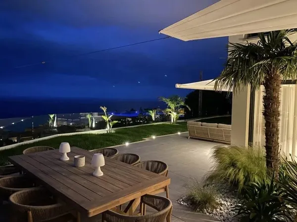 Villa neuve contemporaine Beausoleil Côte d'Azur. 5 pièces. Dépendance. Garage. Piscine vue mer et M