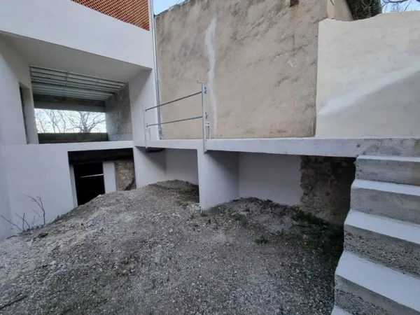 grand 3 pièces à rénover avec Patio et Terrasse - SAINT SAVOURNIN (13)