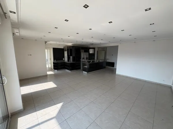 Superbe appartement 4 pièces de standing, à louer non meublé.