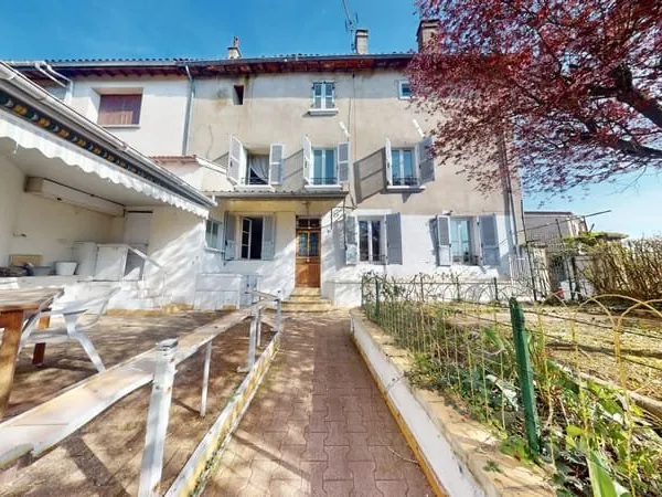 Sauxillanges- Maison de village 105m2 habitables avec 3 cham