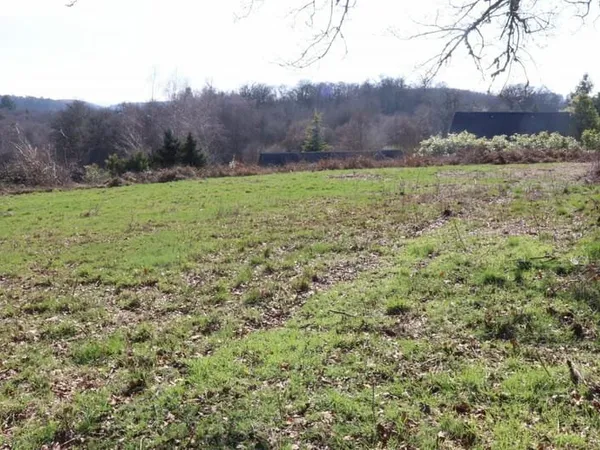 CORREZE. Proche De NEUVIC. A 250m du lac de la Triouzoune, un terrain constructible de 2688m2