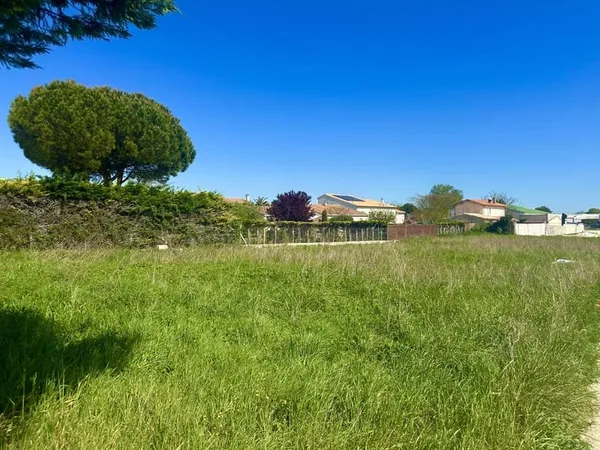 TERRAIN VIABILISÉ IDÉALEMENT SITUÉ A ROYAN au prix de 225 72