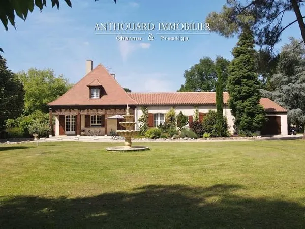 Jolie maison et son parc clos, piscine