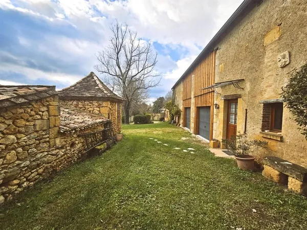 Magnifique propriété en pierre comprenant 2 maisons, un studio