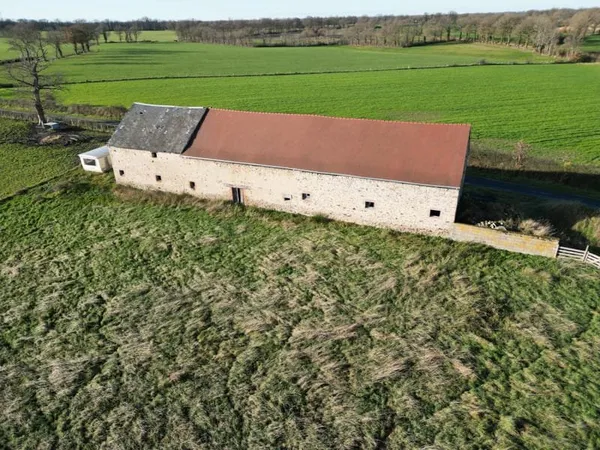 Granges à rénover, avec plus de 5500 m² de terrain